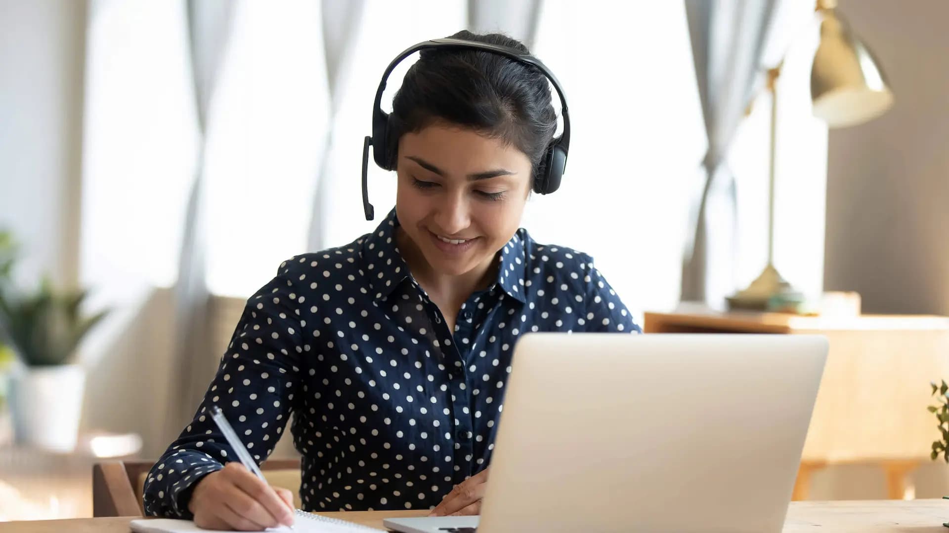Conseillère Snexi avec un casque micro au service qualité