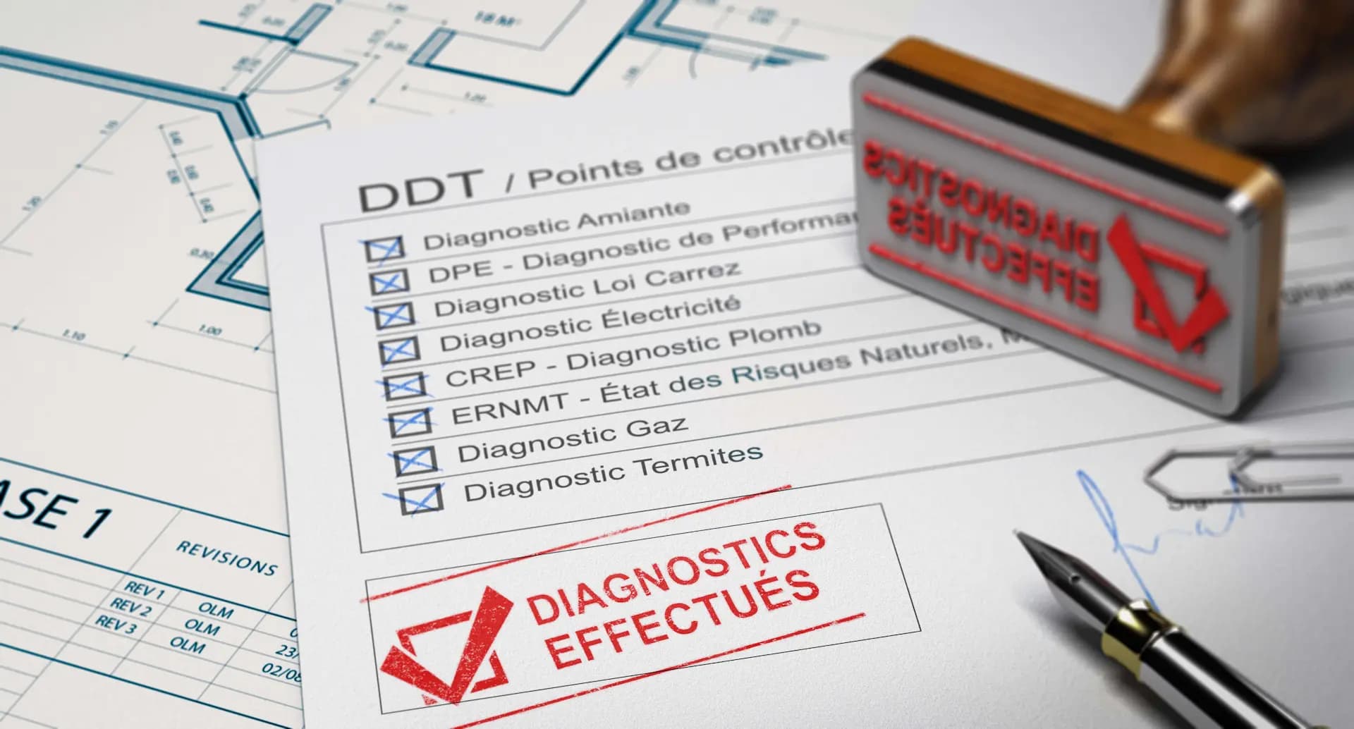 Diagnostiqueur immobilier - un expert passant une maison miniature à la loupe